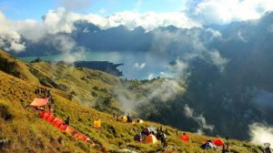 Rinjani Trekking Package 4D/3N: Lake & Summit